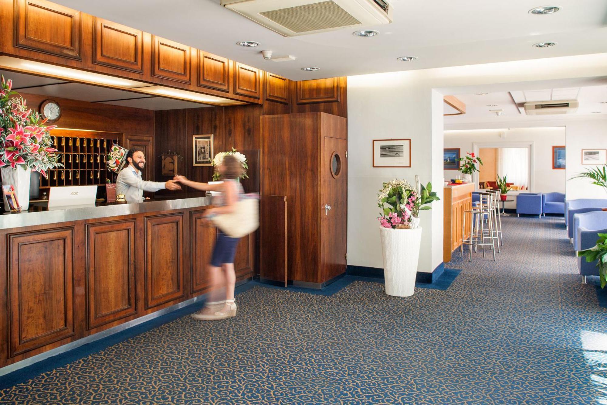 Hotel Curtis Centrale Алассио Экстерьер фото