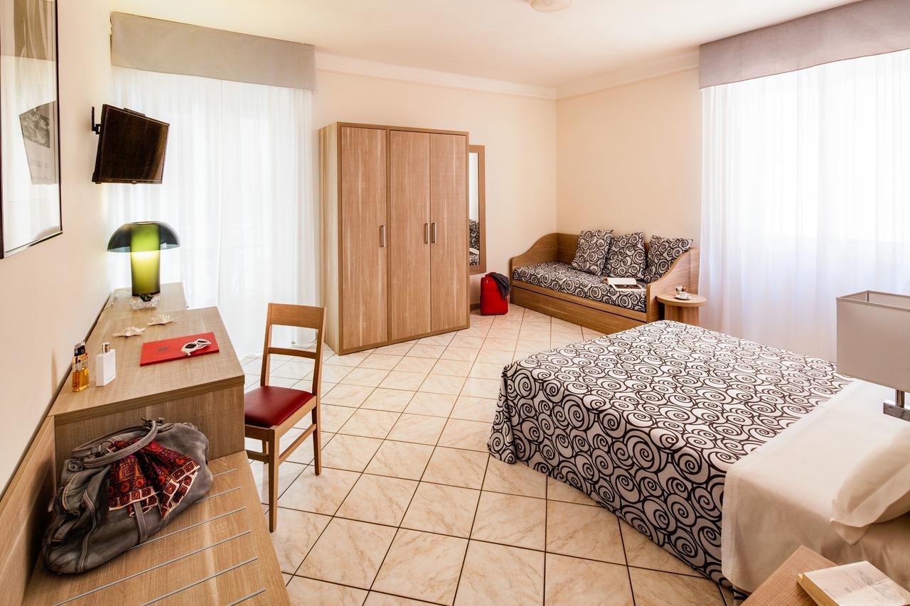 Hotel Curtis Centrale Алассио Экстерьер фото