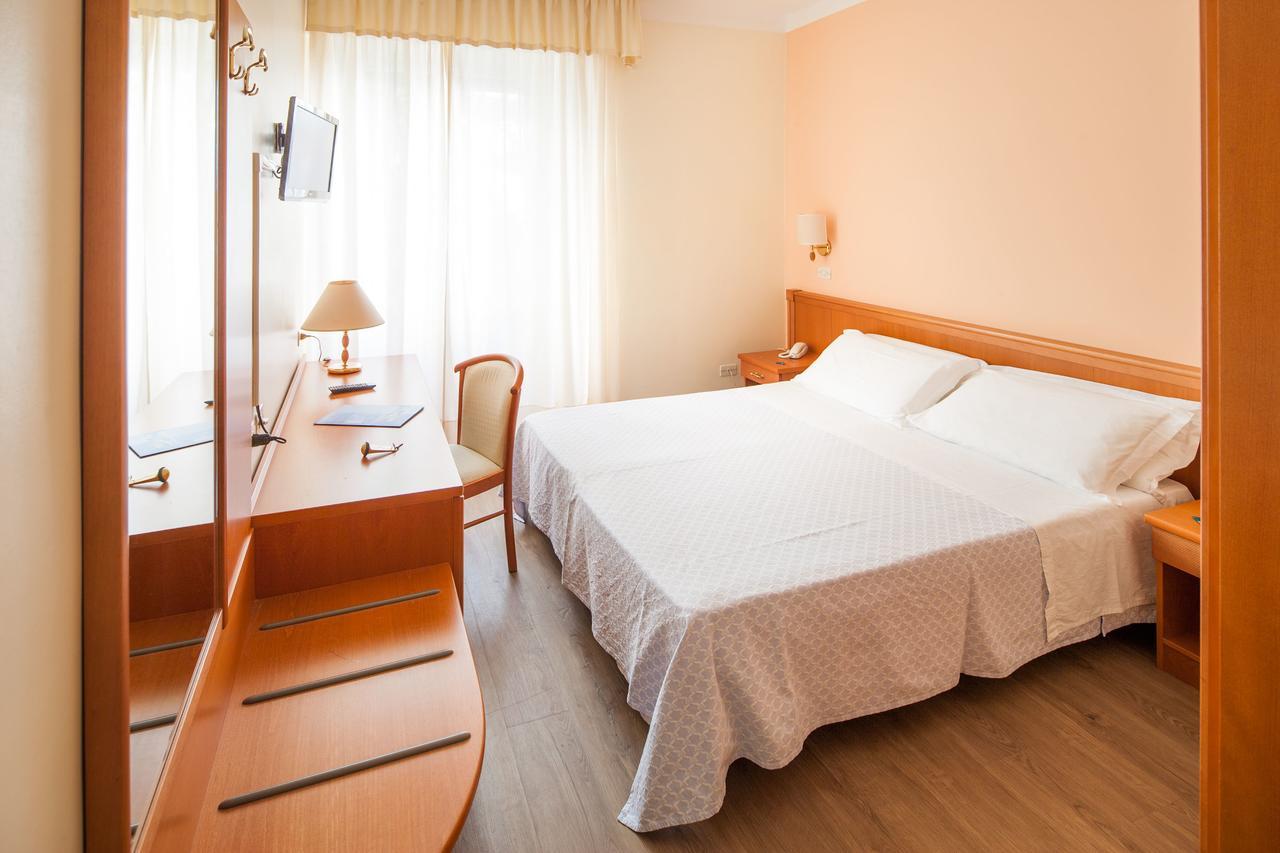 Hotel Curtis Centrale Алассио Экстерьер фото
